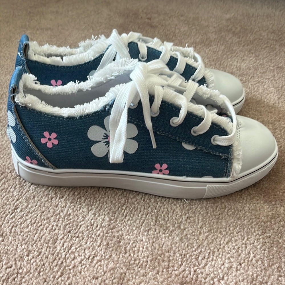Faux Converse Womens Denim Flower Patch Sneakers - Picture 1 of 8